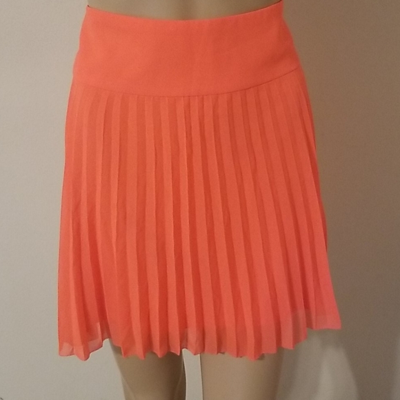 New Without Tags Express Pleated Skirt - Picture 3 of 9